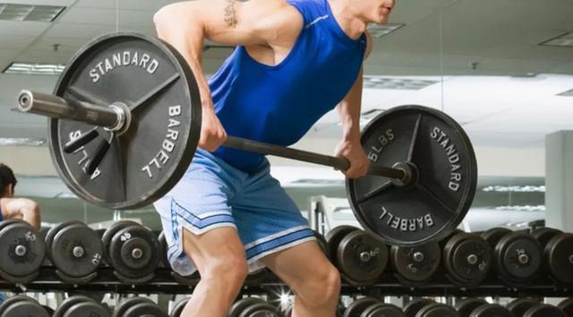 做杠鈴劃船這個(gè)動(dòng)作的時(shí)候，你一定要盡量避免這7個(gè)錯(cuò)